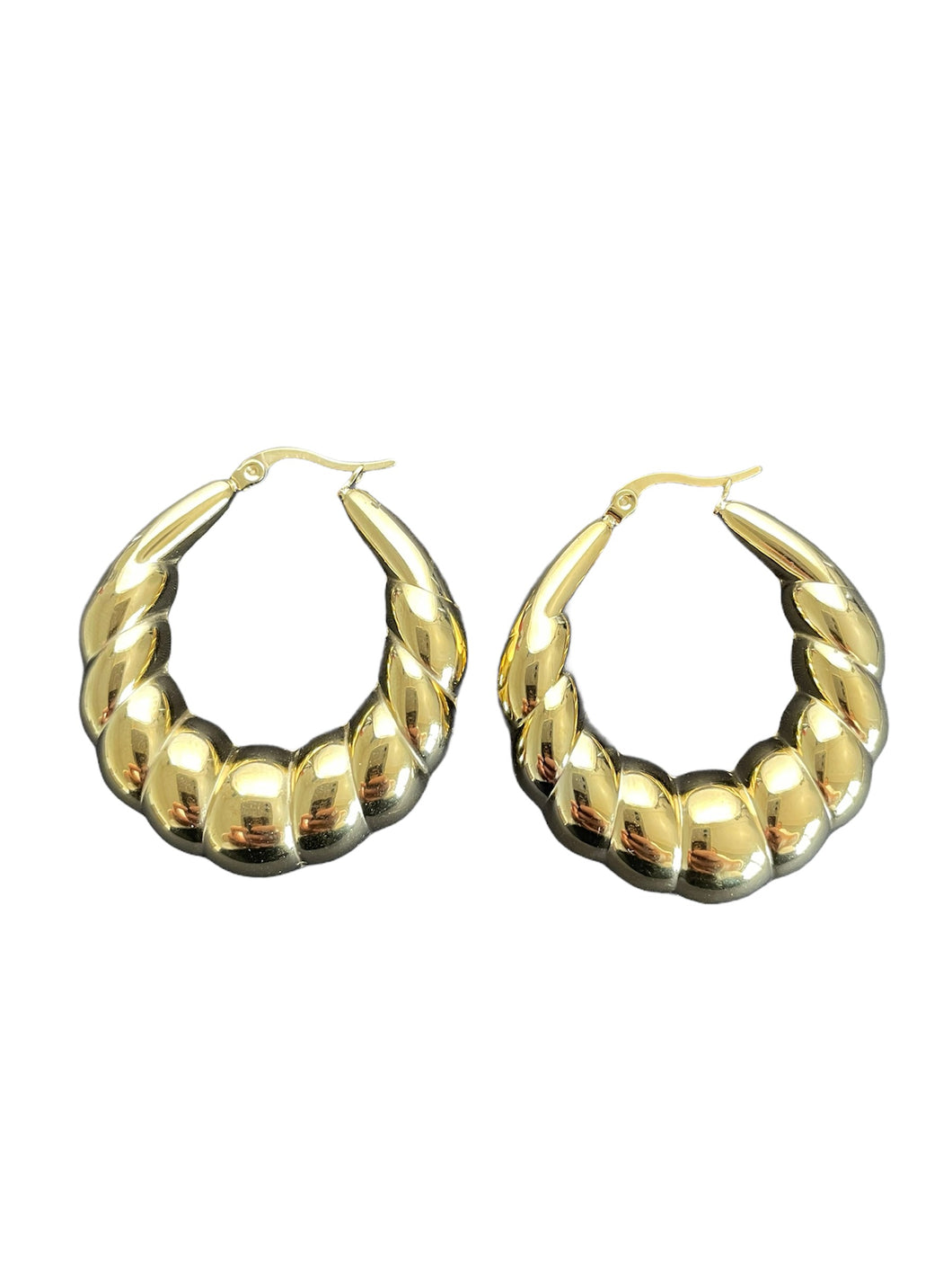 Gouden oorbellen Pam zijn mooi vormgegeven. Oorbellen Pam zijn verkrijgbaar in goud- en zilverkleurig stainless steel en hebben een diameter van ca. 4cm.