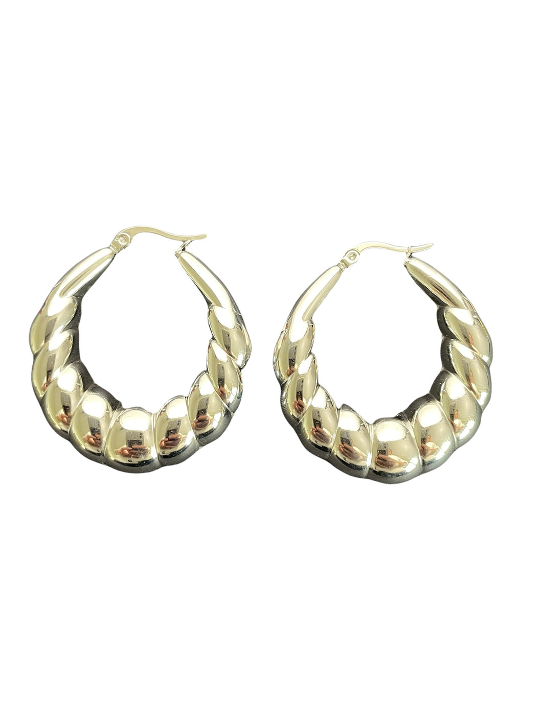 Zilveren oorbellen Pam zijn mooi vormgegeven statement oorbellen. Oorbellen Pam zijn verkrijgbaar in goud- en zilverkleurig stainless steel en hebben een diameter van ca. 4cm.