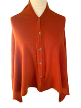Afbeelding in Gallery-weergave laden, Poncho Cashmere heeft kleine knoopjes en een subtiele kraag. De poncho is op verschillende manieren te dragen, knoopjes aan de voorkant, maar de knoopjes kun je ook over een schouder laten vallen. Een poncho van een heerlijke zachte stof, een mooie cashmere. Rosemunde Poncho Cashmere is het gehele jaar door te dragen en is verkrijgbaar in verschillende kleuren: Paprika (brique), Dark Navy Melange (donkerblauw), Atmosphere Melange (zand).
