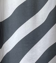 Load image into Gallery viewer, Viscose Rok V-stripes is een maxi rok met een elastische band. De rok is van 100% viscose, valt mooi en is heerlijk luchtig voor de zomer. De rok is verkrijgbaar in verschillende kleuren.  Kleur : Beige/Wit, Grijs/Wit
