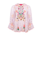 Afbeelding in Gallery-weergave laden, Place du Soleil Confetti Garden Blouse. De blouse is een wijder klokkend model met lange mouwen, de manchet is afgezet met een oranje bies. Blouse heeft een V-hals met koord en gekleurde flosjes en een romantische kraag. Deze blouse heeft een met de hand geborduurde applicatie, prachtig!
