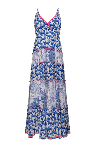 Blauwe Jurk van Place du Soleil, Blue Maxi is een maxi dress met verstelbare spaghettibandjes, een V-hals, heeft brede elastiek op het achterpand en een onderjurk. Een prachtige jurk van katoen met stroken en een mooie combinatie van blauw, wit en fel roze accenten.  Echt een topper deze jurk, hier wil je in gezien worden!