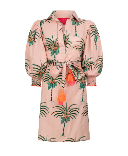 Roze Jurk van Place du Soleil, Palm Pink Dress is een midi jurk met pofmouwen en een kraag, afgezet met roze bies. Deze prachtige zomerjurk voorzien van palmbomen heeft lange pofmouwen met brede elastiek in het manchet. Deze jurk is van stevig katoen, heeft steekzakken en een losse ceintuur in dezelfde print met gekleurde fluo flossen.  Deze zomerjurk is een ware eyecatcher. Wat een beauty, dit is mijn favoriet!