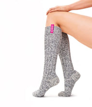 Afbeelding in Gallery-weergave laden, SOXS Dames High Bubble Gum, SOX3110, deze kniesokken hebben een roze label. Door een combinatie van traditioneel schapenwol en moderne technologie heeft SOXS een wollen sok ontwikkeld die niet kriebelt. 100% anti-prikgarantie en met deze sokken heb je geen last meer van koude voeten.
