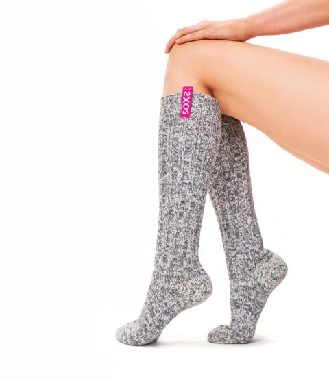 SOXS Dames High Bubble Gum, SOX3110, deze kniesokken hebben een roze label. Door een combinatie van traditioneel schapenwol en moderne technologie heeft SOXS een wollen sok ontwikkeld die niet kriebelt. 100% anti-prikgarantie en met deze sokken heb je geen last meer van koude voeten.