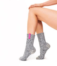 Afbeelding in Gallery-weergave laden, SOXS Dames Medium Bubble Gum, SOX3133, deze sokken hebben een roze label. Door een combinatie van traditioneel schapenwol en moderne technologie heeft SOXS een wollen sok ontwikkeld die niet kriebelt. 100% anti-prikgarantie en met deze sokken heb je geen last meer van koude voeten.
