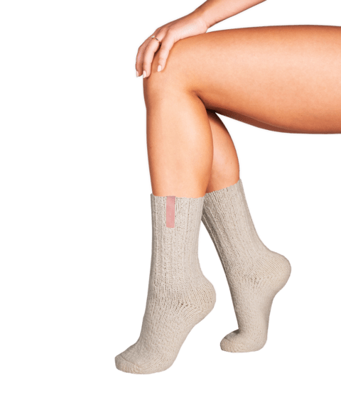 SOXS Dames Medium Sleep Well Offwhite, SOX3307 bedsokken, deze sokken hebben een roze label. Door een combinatie van traditioneel schapenwol en moderne technologie heeft SOXS een wollen sok ontwikkeld die niet kriebelt. 100% anti-prikgarantie en met deze sokken heb je geen last meer van koude voeten.