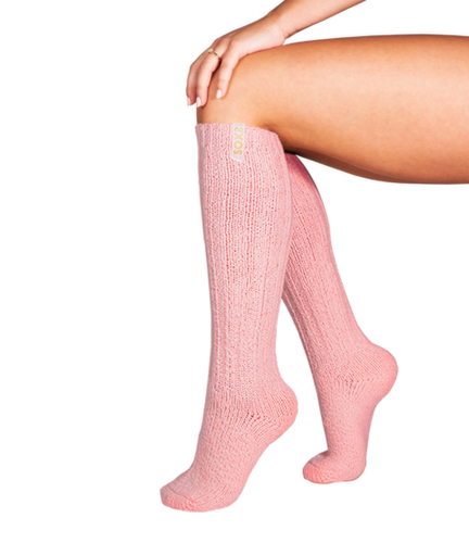 SOXS Dames High Blushing Pink, SOX3400,deze kniesokken hebben een roze label met gitters. Door een combinatie van traditioneel schapenwol en moderne technologie heeft SOXS een wollen sok ontwikkeld die niet kriebelt. 100% anti-prikgarantie en met deze sokken heb je geen last meer van koude voeten.