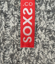 Load image into Gallery viewer, SOXS Dames Medium Tigerlily Anti-Slip, SOX3406 met lotus motief, zijn ideaal voor een yoga sessie. Deze sokken hebben een rood label. Door een combinatie van traditioneel schapenwol en moderne technologie heeft SOXS een wollen sok ontwikkeld die niet kriebelt. 100% anti-prikgarantie, met deze sokken heb je geen last meer van koude voeten. 
