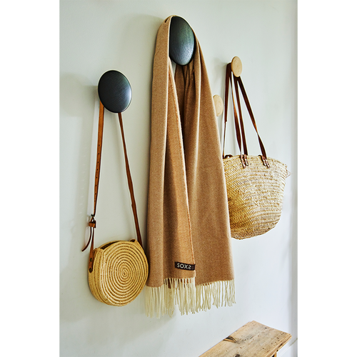 Sjaal van SOXS is vervaardigd van merino wol, de sjaal heeft een chocolate label. Deze zachte sjaal is verkrijgbaar in verschillende kleuren: Camel, Offwhite. Alle producten van SOXS zijn verpakt in luxe cadeauverpakkingen, leuk om als cadeau te geven of om jezelf te verwennen.