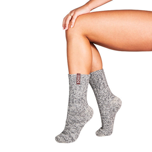 SOXS Unisex Unconditional Grey Medium Anti-Slip maat 42-46, met lotus motief. Deze sokken zijn ook ideaal voor een yoga sessie en hebben een bruin label. Door een combinatie van traditioneel schapenwol, moderne technologie heeft SOXS een wollen sok ontwikkeld die niet kriebelt 100% anti-prikgarantie, geen koude voeten.