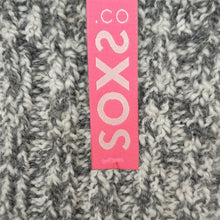 Load image into Gallery viewer, SOXS Dames Low Bubble Gum, deze enkelsokken hebben een roze label. Een wollen sok die niet kriebelt, 100% anti-prikgarantie en geen koude voeten meer.
