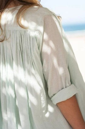Groene Blouse van Moment Amsterdam, 27.705-23, geplooid is een prachtige wijde blouse met een ronde hals en knoopjes. Deze blouse is verkrijgbaar in verschillende kleuren: African Violet (605) en Sea Green (502).  Deze blouse is een mooie aanvulling voor in jouw garderobe.