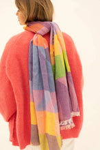 Load image into Gallery viewer, Multicolor sjaal van Moment Amsterdam met itemreferentie: 23.306-23, in zomerse kleuren is een prachtige sjaal. Deze sjaal is gemakkelijk om met alle kleuren te combineren en hiermee maak jij jouw outfit compleet. Afmeting van deze sjaal is 80cm x 190cm en bestaat uit 58% katoen en 42% linnen. 
