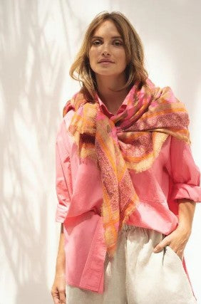 Roze sjaal met oranje en bruintinten van Moment Amsterdam met subtiel panter patroon. Sjaal item referentie 21.115-23 in de kleur Sugar Pink. Afmeting van deze sjaal is 130cm x 130cm en is vervaardigd van 54% linnen en 46% modal. Met deze sjaal maak jij jouw outfit helemaal compleet.