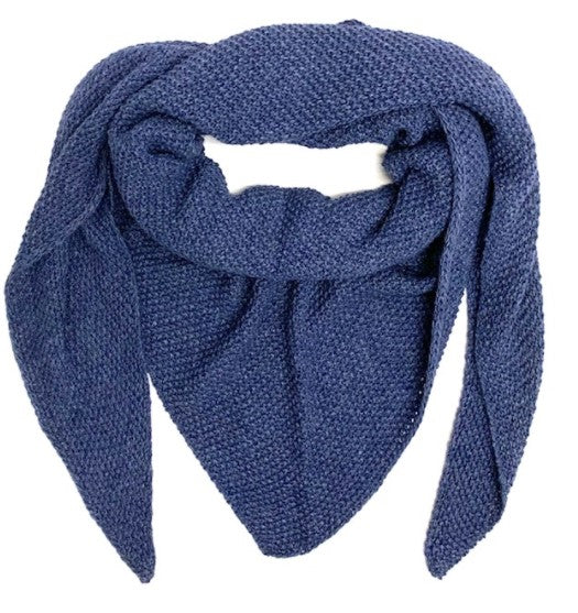 Sjaal Triangle Blauw is een warme gebreide sjaal en kan ook in een punt gedragen worden. Deze sjaal is verkrijgbaar in verschillende kleuren: blauw, camel. Met deze sjaal ben je helemaal klaar voor het najaar en de winter.