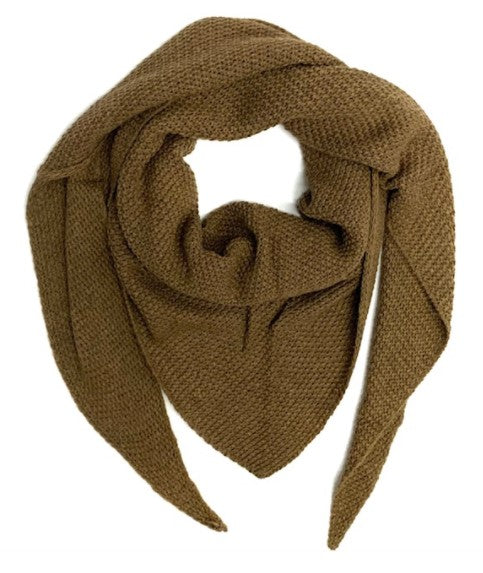 Sjaal Triangle Camel is een warme gebreide sjaal en kan ook in een punt gedragen worden. Deze sjaal is verkrijgbaar in verschillende kleuren: blauw, camel. Met deze sjaal ben je helemaal klaar voor het najaar en de winter.