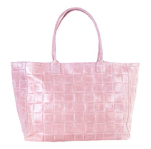 Afbeelding in Gallery-weergave laden, Roze leren tas, breed gevlochten.
