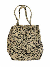 Load image into Gallery viewer, Lederen shopper Mia van suède met cheetah print. Shopper Mia heeft touwtjes waarmee de tas gesloten kan worden. Aan de binnenkant van de shopper zit een extra tasje met rits.
