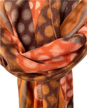 Load image into Gallery viewer, Sjaal Earth Bruin Brique is een sjaal van viscose, deze sjaal met bruin en oranjetinten maken je outfit af.  De afmeting van deze sjaal is 180cm x 85cm.
