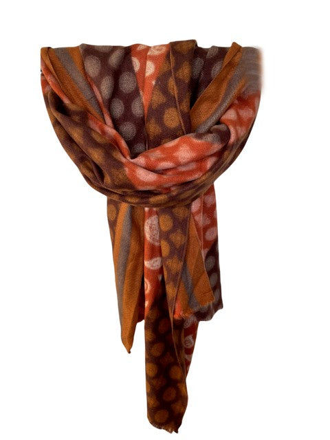 Sjaal Earth Bruin Brique is een sjaal van viscose, deze sjaal met bruin en oranjetinten maken je outfit af.  De afmeting van deze sjaal is 180cm x 85cm.