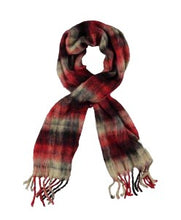 Afbeelding in Gallery-weergave laden, Prachtige sjaal van Moment by Moment in rood, zwart en crème. Sjaal item referentie 53.332-21 in de kleur 226 Tango Red uit de Nordic Night Collectie. Met deze sjaal ben je helemaal klaar voor het najaar.
