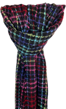 Afbeelding in Gallery-weergave laden, Sjaal Multicolor Zwart is een warme sjaal met franjes. Deze sjaal is verkrijgbaar in verschillende kleuren: multicolor wit, multicolor zwart.

