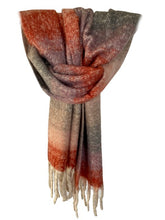 Load image into Gallery viewer, Sjaal Winter Pink Rose, de afmeting van de sjaal is 40cm x 205cm. Een hele fijne en warme sjaal in mooie tinten.
