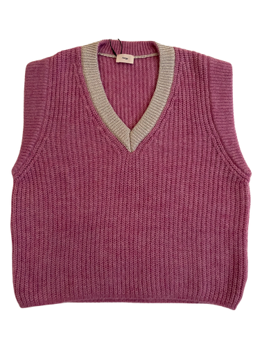 Roze spencer LEGALATE is van een Engels breisel, is een recht model, heuplengte en heeft een geribbelde afwerking met een lurex draad als mooi detail. Draag deze mouwloze trui met V-hals met een blouse. De spencer is verkrijgbaar in verschillende kleuren: Groen, Okergeel, Violet en Roze.