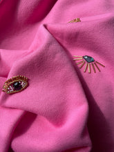 Load image into Gallery viewer, Roze Sweater EYE SEE YOU BUBBLE GUM PINK van DAY x fee G, is een luxe en super comfortabele trui met een geweldige streetstyle- look. De sweater heeft leuke details met luxe kralen. Prachtige trui van 100% katoen.
