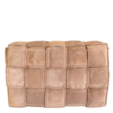 Tas Bodina Taupe Suède is een trendy vrouwelijke suède schoudertas. De suède tas wordt geleverd met een afneembaar en verstelbaar hengsel, kan crossbody gedragen worden en wordt gesloten met een magneetsluiting. De tas is verkrijgbaar in verschillende kleuren: wit, taupe suède, zwart.