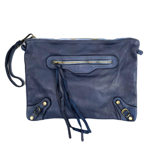 Lederen Tas Fien, Washed look sluit met rits. Tas heeft een rits aan de binnenkant en buitenkant. Rits met fringles en gespen met studs als leuk detail. Tas van soepel leer is zowel als clutch en met een verstelbare schouderband als crossbody te dragen. En is verkrijgbaar in verschillende kleuren: Cognac, Blauw, Zwart.