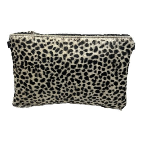 Tas Clutch Myrthe met Cheetah vacht, deze clutch heeft ook een verstelbare schouderriem en kan crossbody gedragen worden.