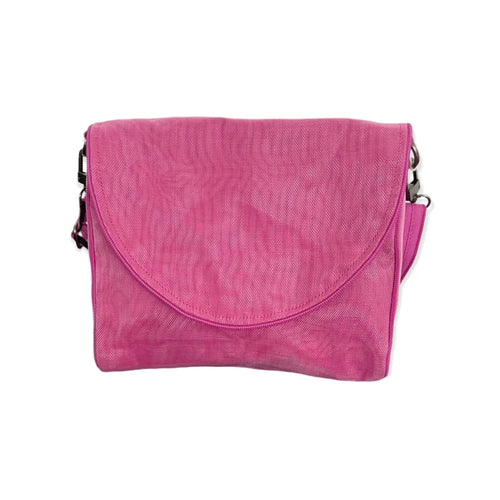 Roze Tas Ava Smateria Pink NET Crossbody / Schoudertas AVA is 100% VEGAN. Tas heeft een lange verstelbare en afneembare schouderband, die samengesteld is uit 2 ritsdelen, waardoor een apart effect ontstaat.