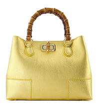 Load image into Gallery viewer, Tas Camilla Classic Grain Goud is een lederen handtas met &#39;bamboo like&#39; handvatten. Handtas Camilla is écht een plaatje, daar mag je mee gezien worden. Opvallend maar tegelijkertijd erg stijlvol en kan het gehele jaar doorgedragen worden. De tas wordt gesloten met een luxe draaisluiting.
