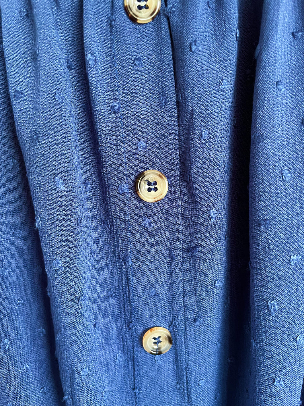 Blauwe Top Dobby heeft een kort mouwtje met een strikje, wat een leuk detail is. De top heeft een ronde hals, een rij knoopjes en heeft aan de onderzijde een elastische band met ruffles. Top kan zowel op de schouder als off-shoulder gedragen worden en is verkrijgbaar in verschillende kleuren.  Kleur : Blauw, Geel, Wit