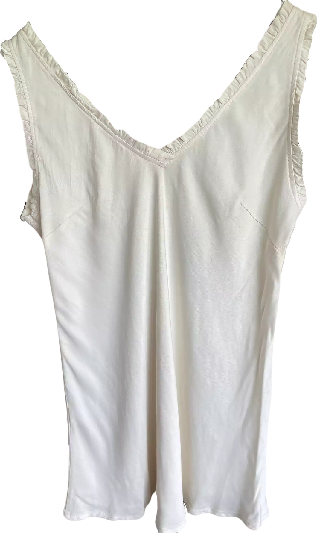 Top Seta is een Ideale top met V-hals en ruches, klokkend model, mooie stof.  Gemakkelijk te combineren met een spijkerbroek of een nette broek, pak of rok. Deze top mag niet ontbreken in jouw garderobe en is verkrijgbaar in verschillende kleuren.