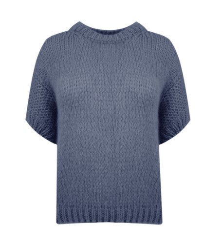Trui Bibi Denimblauw is een gebreide trui met korte mouwen. De trui is verkrijgbaar in één maat, draagbaar voor maat S/M/L. En is verkrijgbaar in verschillende kleuren: Denimblauw, Roest, Jadegroen.