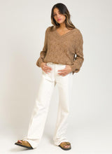 Afbeelding in Gallery-weergave laden, Trui AG.Larchy Camel is een mooie knitwear en reversible trui, welke op 2 manieren te dragen is. Trui kan zowel gedragen worden met een V-hals als een ronde hals.
