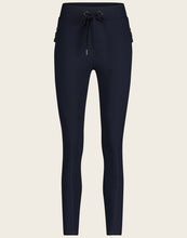 Load image into Gallery viewer, Travelkwaliteit blauwe broek, Pants Annabel/1 is een mooie aansluitende lange broek met striksluiting aan de voorkant en een paspelzak op de achterkant. Broek Annabel heeft steekzakken, welke gesloten kunnen worden met een gedetailleerde rits.
