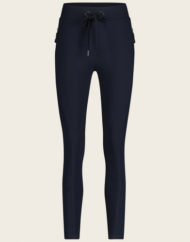 Travelkwaliteit blauwe broek, Pants Annabel/1 is een mooie aansluitende lange broek met striksluiting aan de voorkant en een paspelzak op de achterkant. Broek Annabel heeft steekzakken, welke gesloten kunnen worden met een gedetailleerde rits.