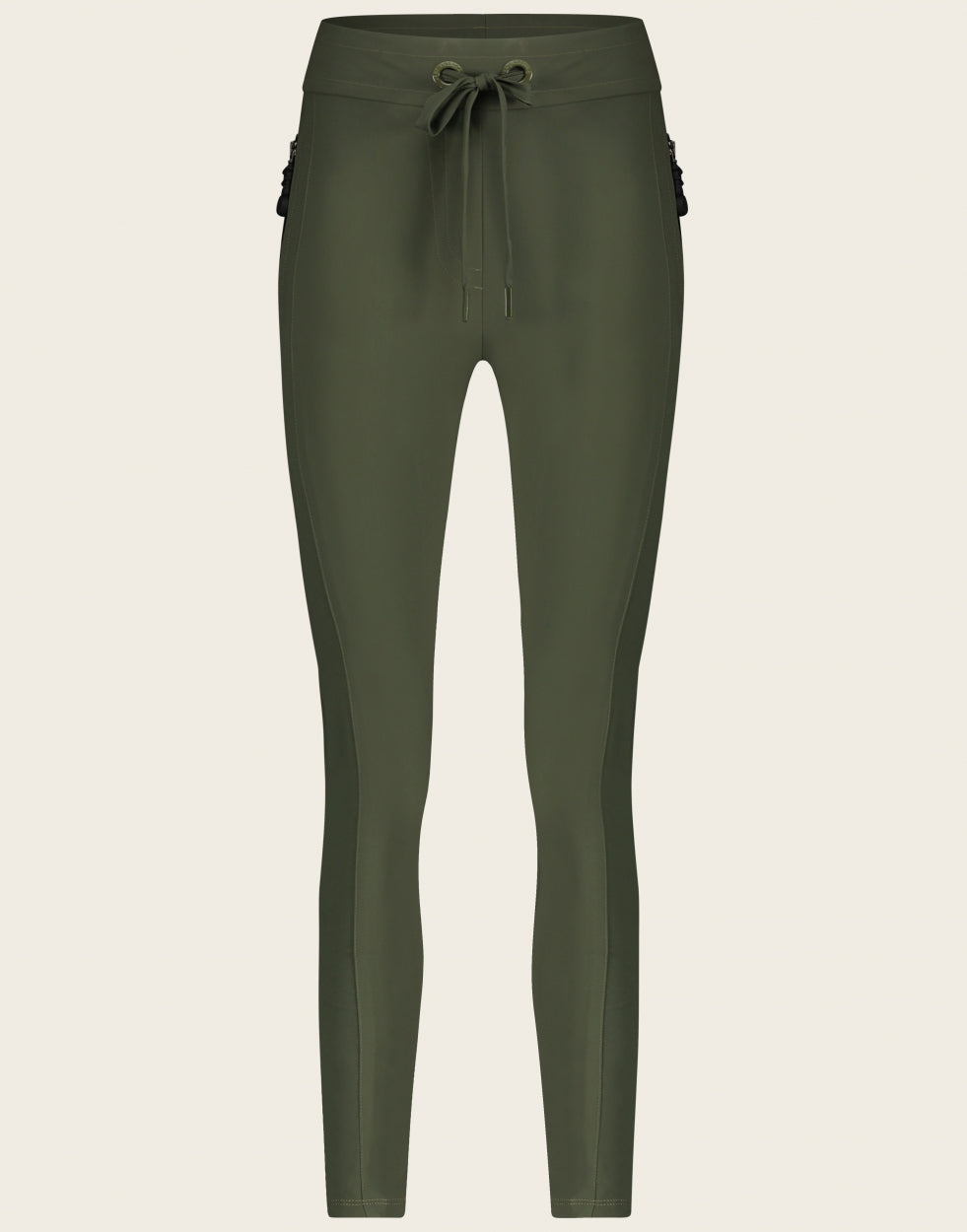 Groene broek in travel kwaliteit. Pants Annabel/2 U2222033Z-2 is een mooie aansluitende lange broek met striksluiting aan de voorkant en een paspelzak op de achterkant. Broek Annabel heeft steekzakken welke gesloten kunnen worden met een gedetailleerde rits. Pants Annabel is verkrijgbaar in de kleuren: Blue, Army.