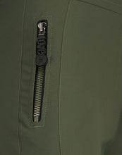 Load image into Gallery viewer, Groene broek in travel kwaliteit. Pants Annabel/2 U2222033Z-2 is een mooie aansluitende lange broek met striksluiting aan de voorkant en een paspelzak op de achterkant. Broek Annabel heeft steekzakken welke gesloten kunnen worden met een gedetailleerde rits. Pants Annabel is verkrijgbaar in de kleuren: Blue, Army.
