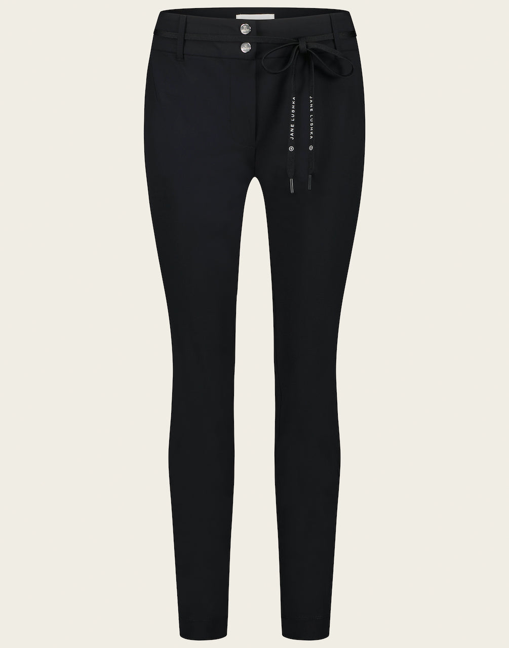 Zwarte Broek Dalas is een mooie tijdloze broek uit de collectie van Jane Lushka. Deze broek heeft een nauwsluitende fit, een smalle en kortere pijp, met een veter van Jane Lushka als ceintuur. Broek Dalas is verkrijgbaar in verschillende kleuren: Black en Jeans.