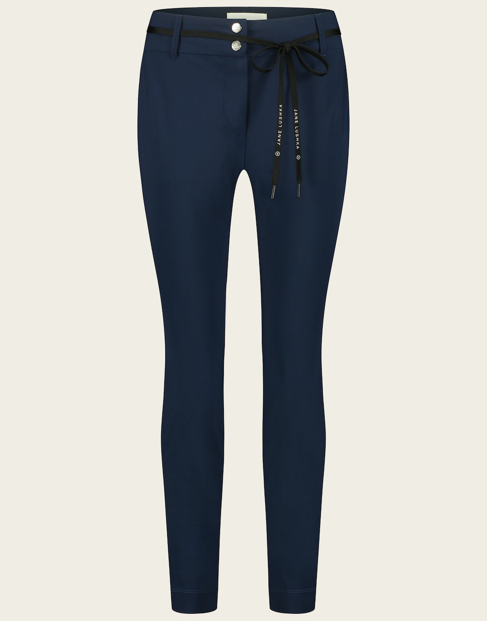 Blauwe Broek Dalas U2222146 van Jane Lushka is een mooie tijdloze broek uit de collectie van Jane Lushka. Deze broek heeft een nauwsluitende fit, een smalle en kortere pijp, met een veter van Jane Lushka als ceintuur.   De broek is uitgevoerd in de kleur Jeans, donkerblauw en is van de bekende travel kwaliteit. Broek Dalas is verkrijgbaar in verschillende kleuren: Black en Jeans.