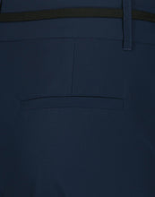 Afbeelding in Gallery-weergave laden, Blauwe Broek Dalas U2222146 van Jane Lushka is een mooie tijdloze broek uit de collectie van Jane Lushka. Deze broek heeft een nauwsluitende fit, een smalle en kortere pijp, met een veter van Jane Lushka als ceintuur.   De broek is uitgevoerd in de kleur Jeans, donkerblauw en is van de bekende travel kwaliteit. Broek Dalas is verkrijgbaar in verschillende kleuren: Black en Jeans.
