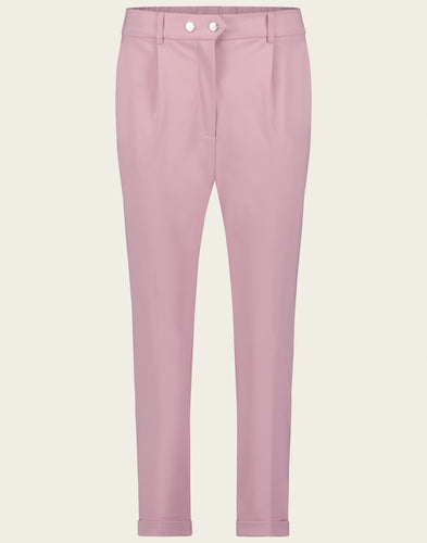 Roze Broek Oslo U2222433LHS van Jane Lushka is een mooie broek uit de collectie van Jane Lushka. Deze broek heeft een nauwsluitende fit, een smalle en kortere pijp en heeft elastiek in de taille. Broek Oslo heeft paspelzakken op de achterkant.  De broek is uitgevoerd in de kleur roze, is van de bekende travel kwaliteit en is erg leuk te combineren met de Top Asha van Jane Lushka in dezelfde kleur. Hiermee kun je de look creëren van een jumpsuit, maar is natuurlijk ook los van elkaar te dragen.