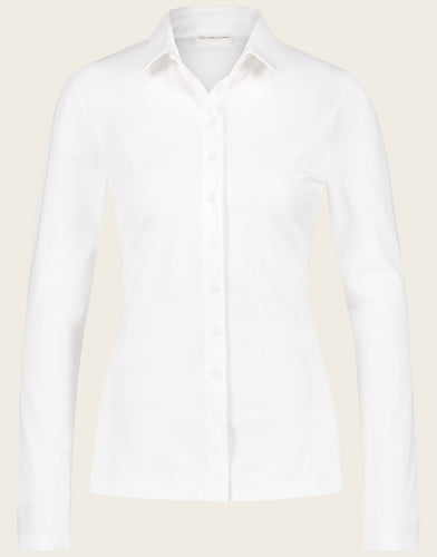 Jane Lushka Kikkie, witte blouse Kikkie is een getailleerde blouse uit de basis collectie van Jane Luskha, heeft 3/4 lange mouwen, witte knoopjes en een kraag. Deze stijlvolle blouse is ook ontzettend mooi om te dragen onder een pak. De blouse is uitgevoerd in het wit en is van de bekende travel kwaliteit.