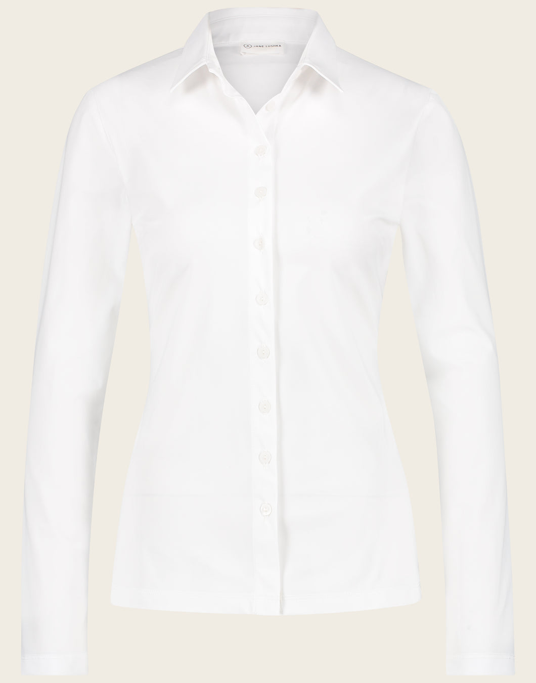 Jane Lushka Kikkie, witte blouse Kikkie is een getailleerde blouse uit de basis collectie van Jane Luskha, heeft 3/4 lange mouwen, witte knoopjes en een kraag. Deze stijlvolle blouse is ook ontzettend mooi om te dragen onder een pak. De blouse is uitgevoerd in het wit en is van de bekende travel kwaliteit.