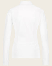 Afbeelding in Gallery-weergave laden, Jane Lushka Kikkie, witte blouse Kikkie is een getailleerde blouse uit de basis collectie van Jane Luskha, heeft 3/4 lange mouwen, witte knoopjes en een kraag. Deze stijlvolle blouse is ook ontzettend mooi om te dragen onder een pak. De blouse is uitgevoerd in het wit en is van de bekende travel kwaliteit.
